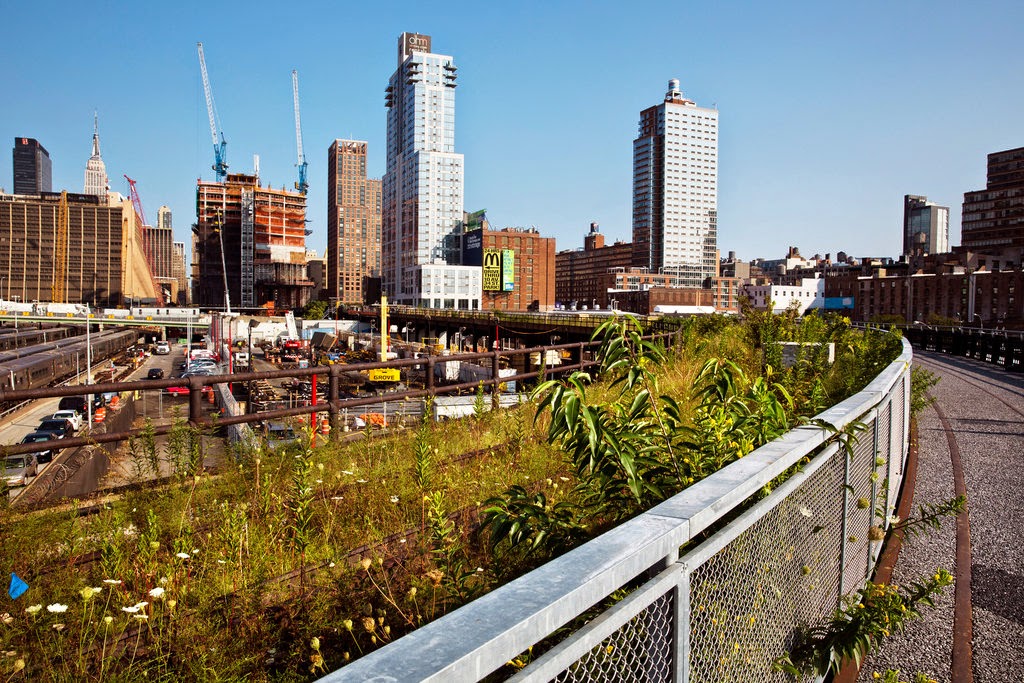 20140907_HIGHLINE-slide-T5QN-jumbo a long bridge over a river in a city