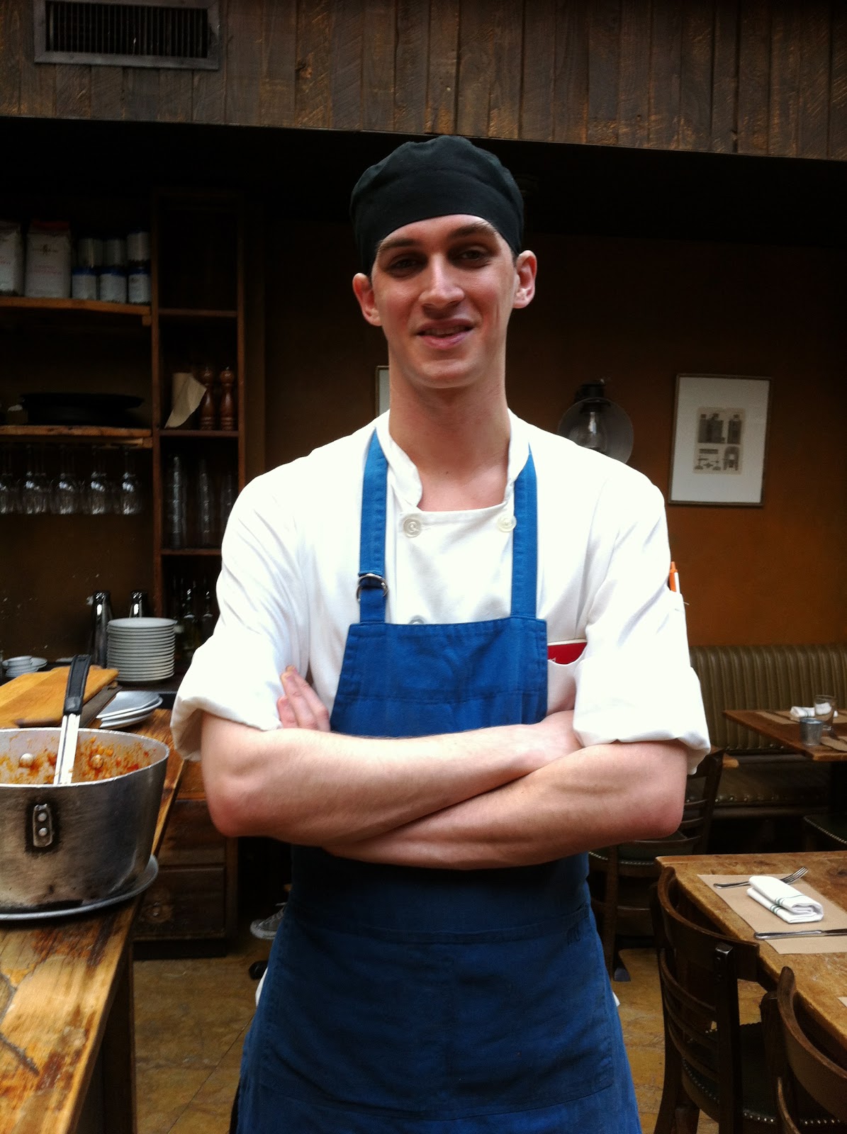 photo a man standing in a kitchen preparing food