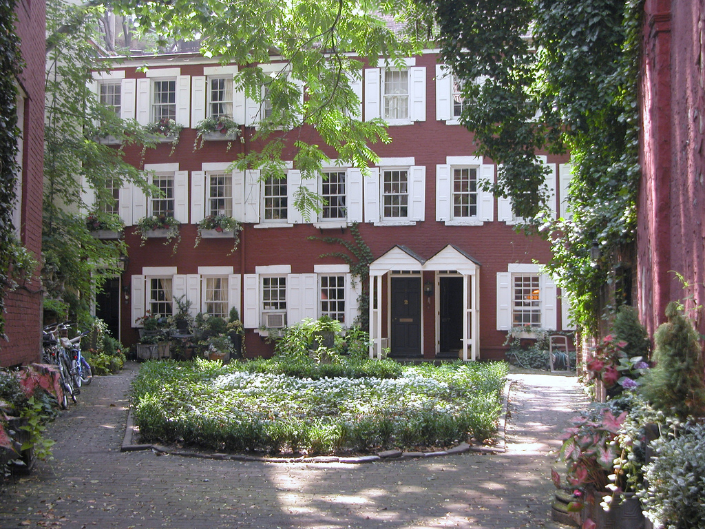 2559494074_89da62b048_b-1 a house with trees in the background with Mercer House in the background