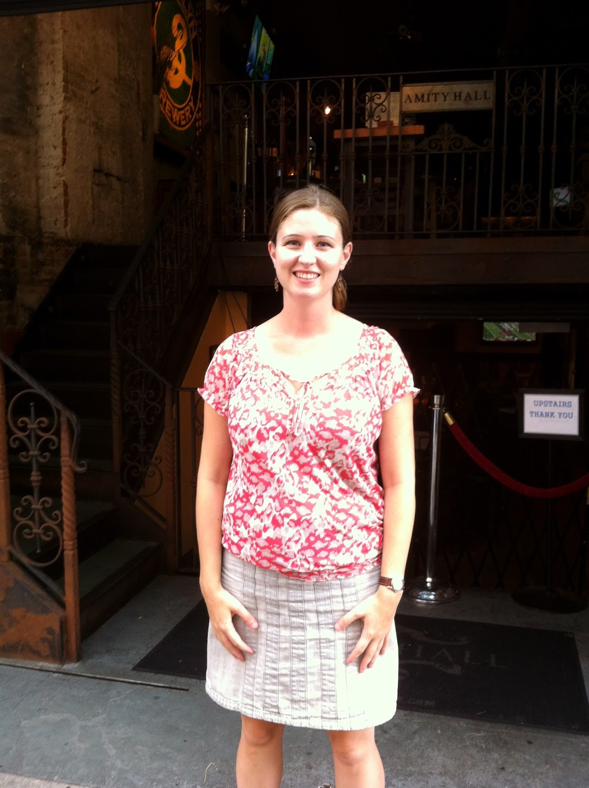 photo a woman standing in front of a building
