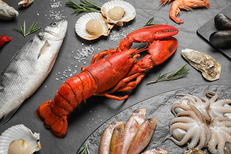 5-amazing-seafood-restaurants-in-nyc-that-are-worth a bunch of food on a table