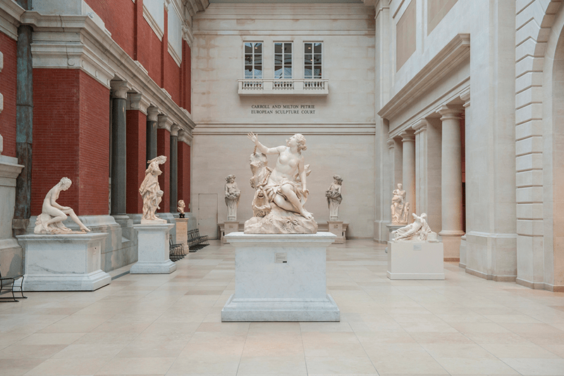 7-best-museums-to-visit-on-your-new-york-walking a statue in front of a building